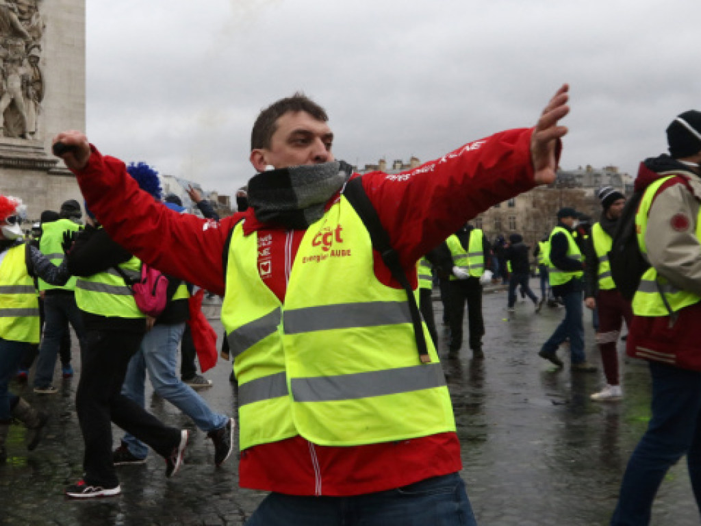 Протесты «желтых жилетов» в Париже: участники акции начали движение к резиденции Макрона