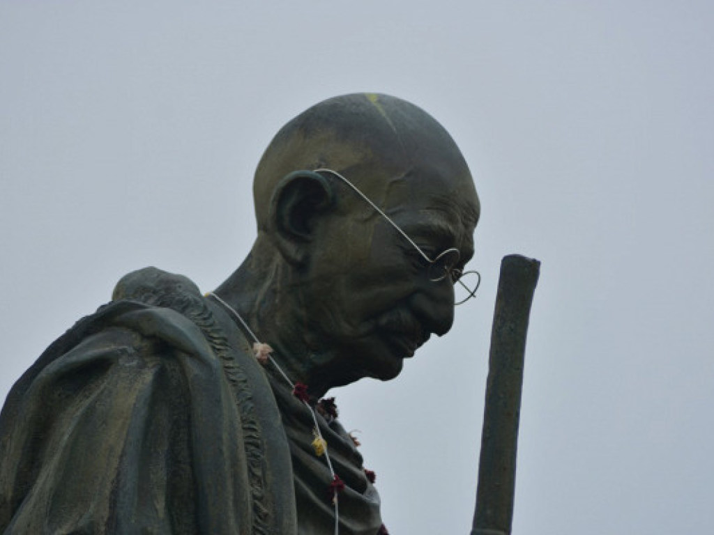 На территории университета Ганы снесли статую Махатмы Ганди