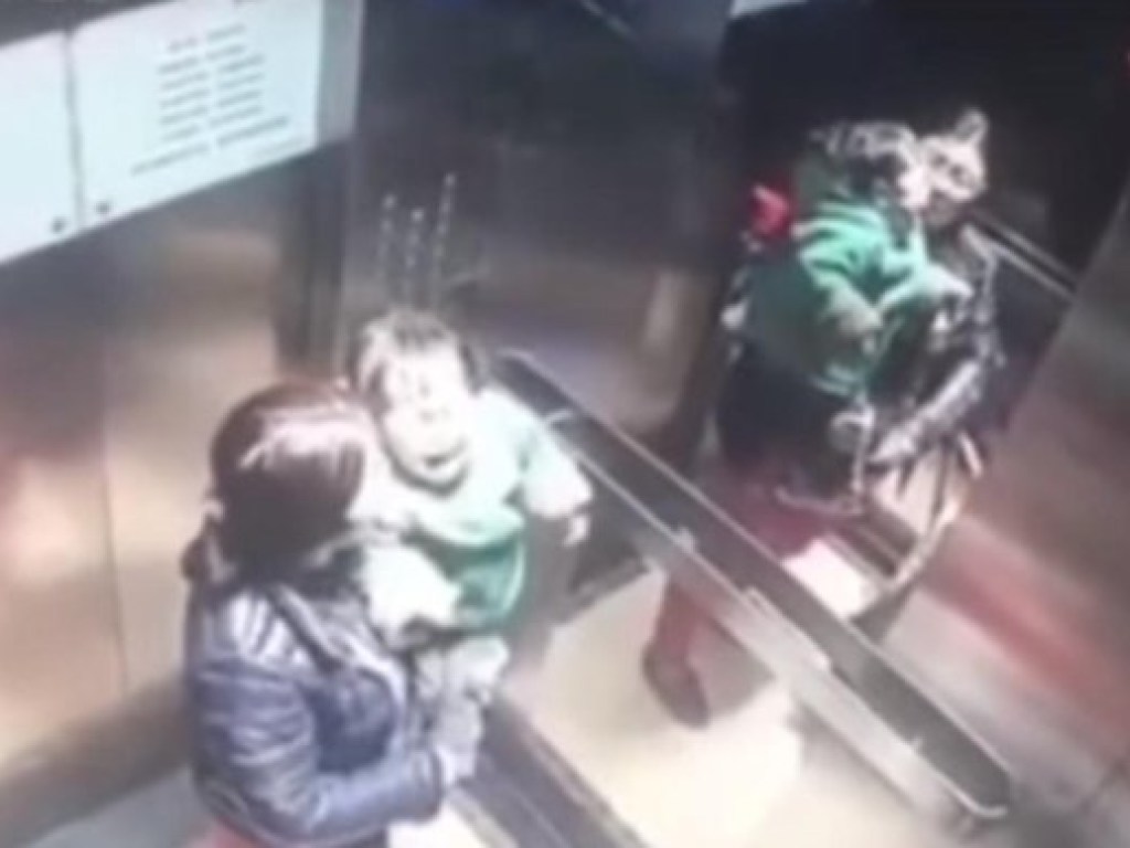 В лифте няня избила плачущего малыша кулаком по голове (ВИДЕО)