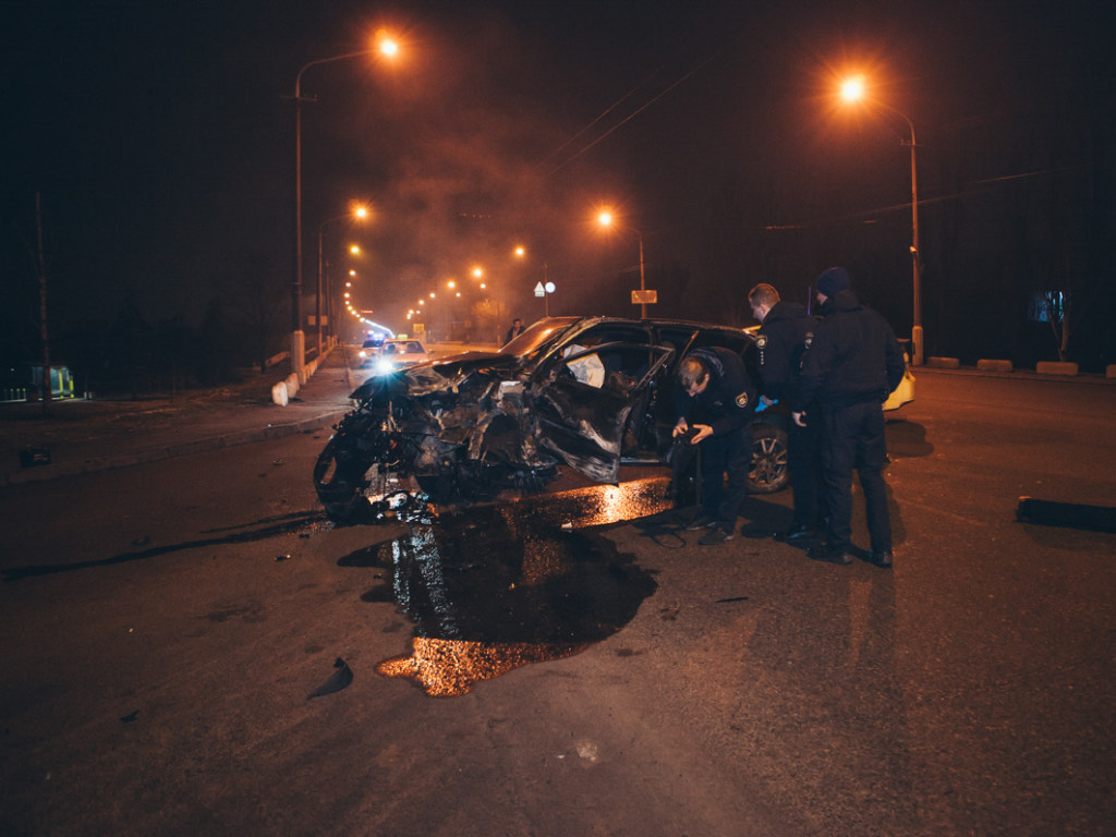 Зацепился о бордюр: в Днепре на съезде с моста разбился автомобиль Skoda (ФОТО, ВИДЕО)