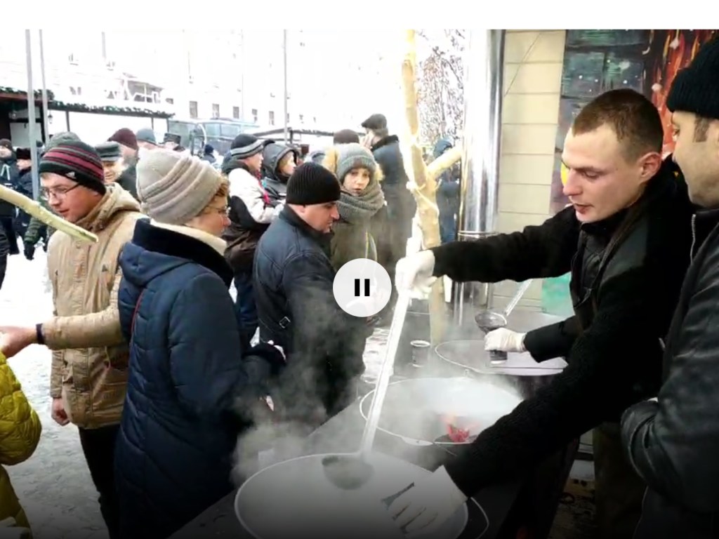 Собор в Киеве: на Софийской площади людей поят горячим вином и орудуют карманники