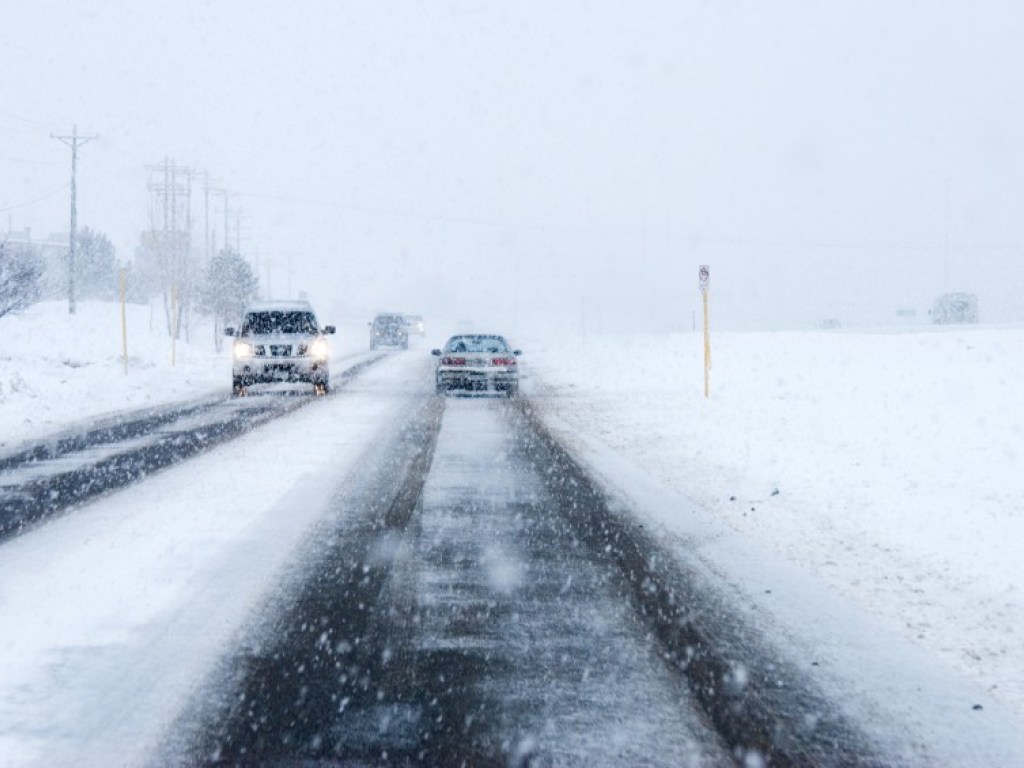 Мокро, снег, гололедица: «Укравтодор» отчитался о ситуации на дорогах 