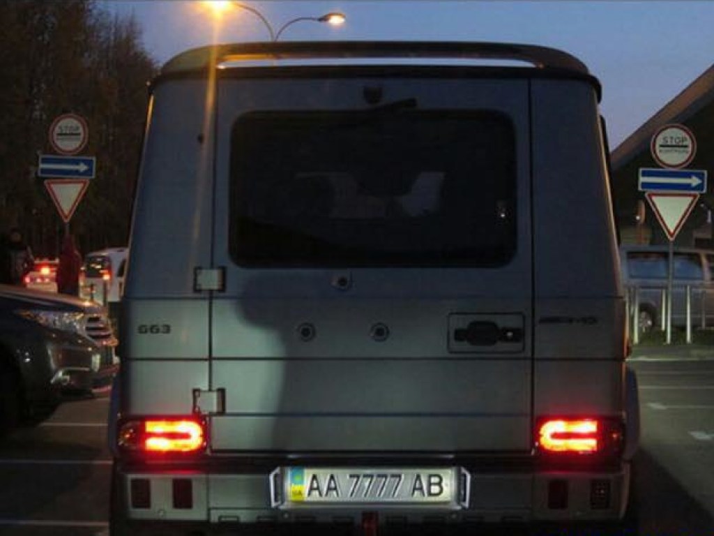 На Печерске в Киеве внедорожник Mercedes с крутыми номерами совершил наезд на патрульного