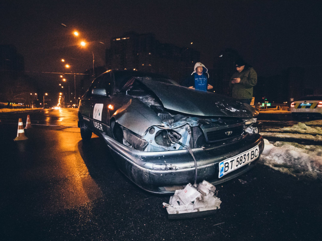 На улице Ахматовой в Киеве такси Uber влетело в Toyotа: есть пострадавшая (ФОТО, ВИДЕО)