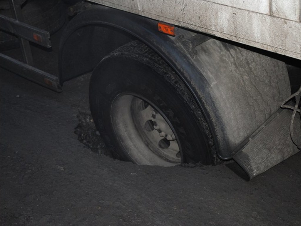 В Николаеве грузовик провалился в яму (ФОТО)