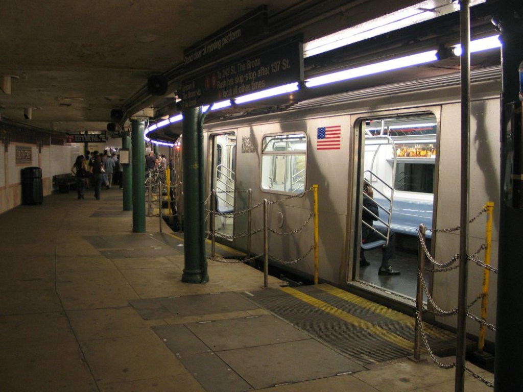 В нью-йоркском метро усмирили буйную пассажирку (ВИДЕО)