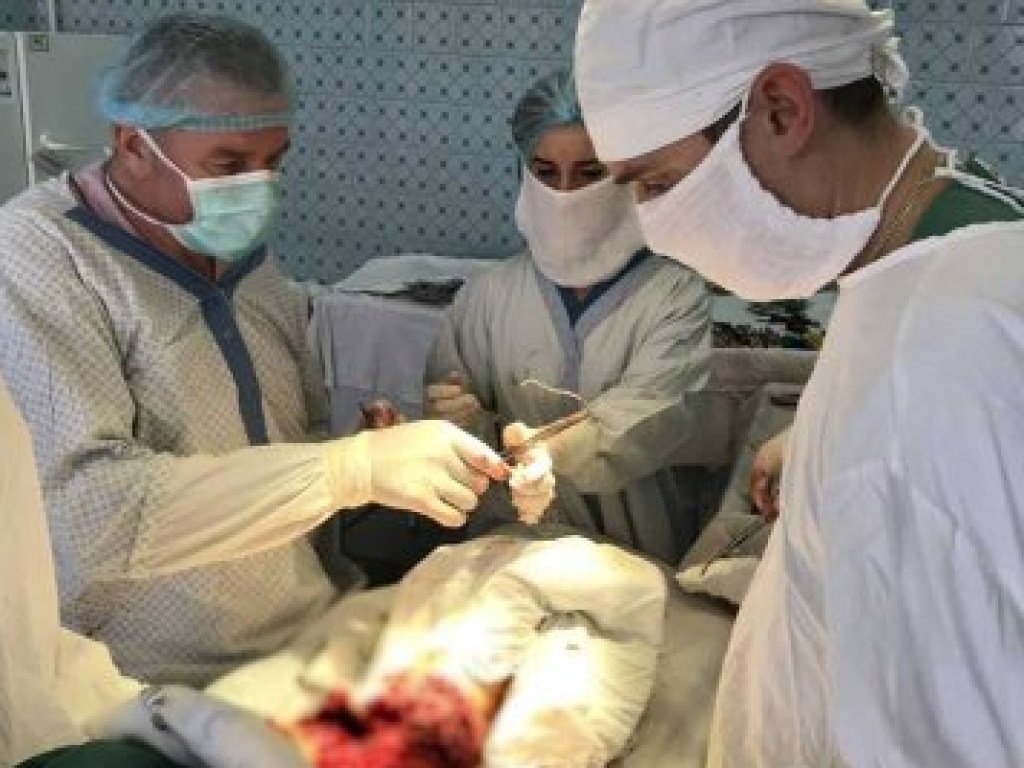 В Ковеле хирурги шесть часов спасали руку мужчине, которого затянула цикулярная пила