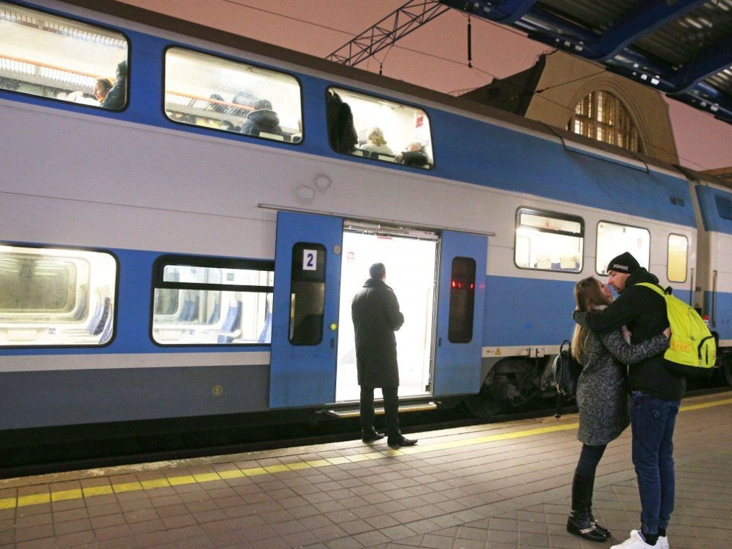 «Укрзализниця» открыла продажу билетов еще на пять  поездов к праздникам