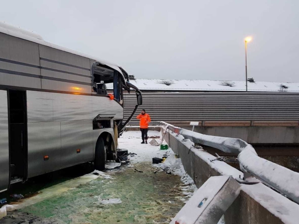В Швейцарии пассажирский автобус влетел в ограду: один человек погиб и более 40 пострадали (ФОТО)
