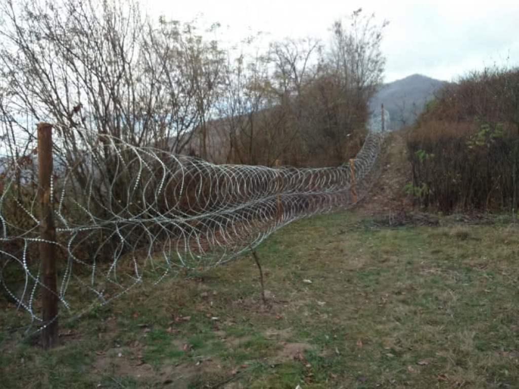 На Закарпатье появился 7-километровый забор из колючей проволоки (ФОТО)
