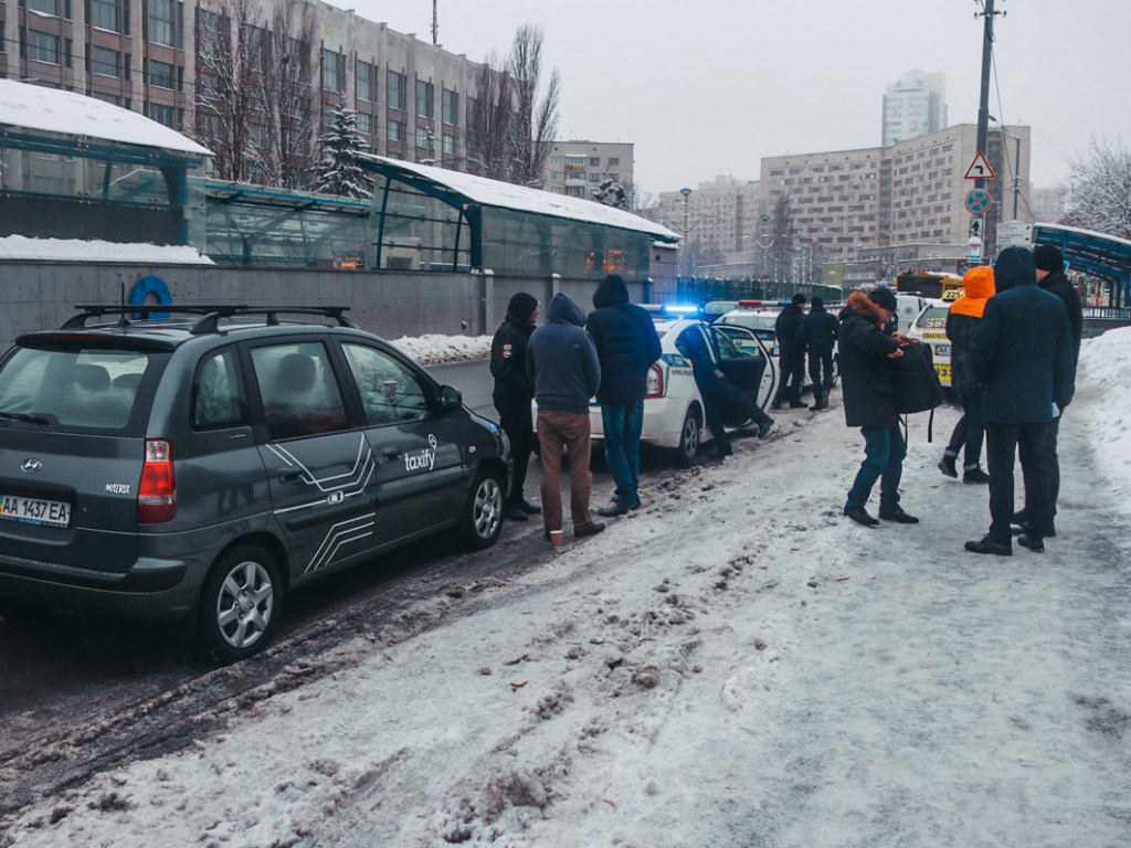 В Киеве вооруженный подполковник СБУ угнал такси (ФОТО)