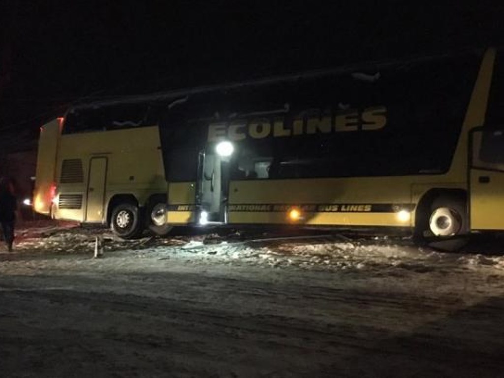 На трассе Львов-Краковец столкнулись автобус международного рейса и Volvo, 4 человека погибло (ФОТО)