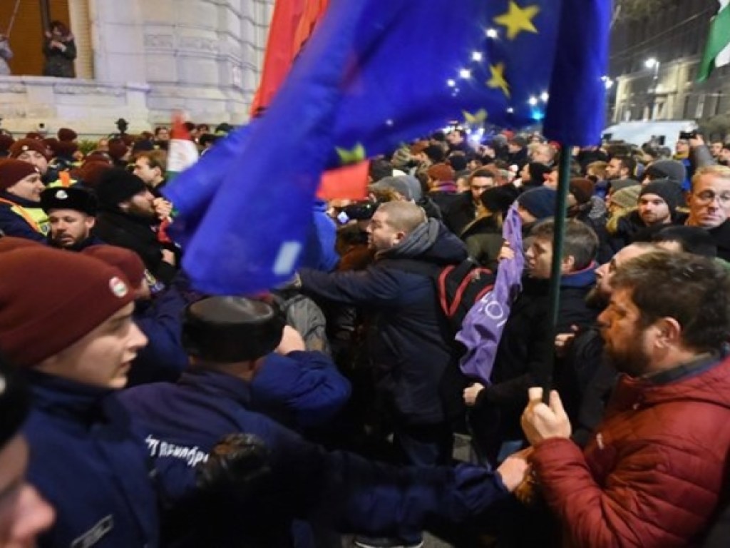 В Венгрии четвертый день протестуют против политики Орбана (ФОТО)