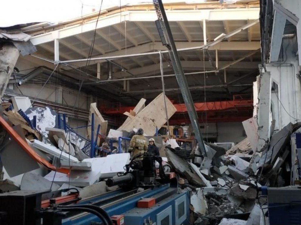 В России на заводе обрушилась крыша, есть жертвы (ФОТО, ВИДЕО)