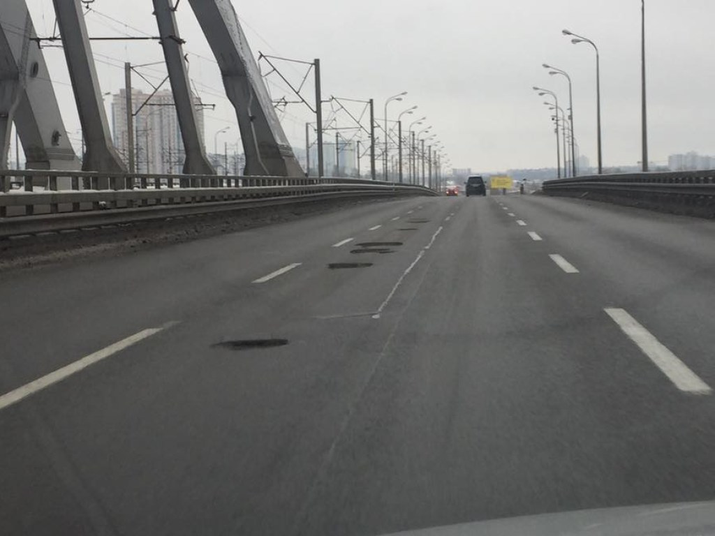 «Катакомбы»: В Киеве на Дарницком мосту кусками отвалился асфальт (ФОТО)