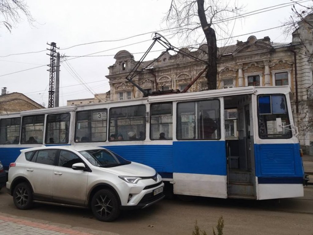 Герой парковки: В Николаеве «Тойота» заблокировала движение трамваев (ФОТО)
