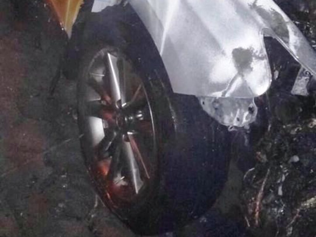 Огонь уничтожил Mercedes и повредил Lexus в Днепре (ФОТО)