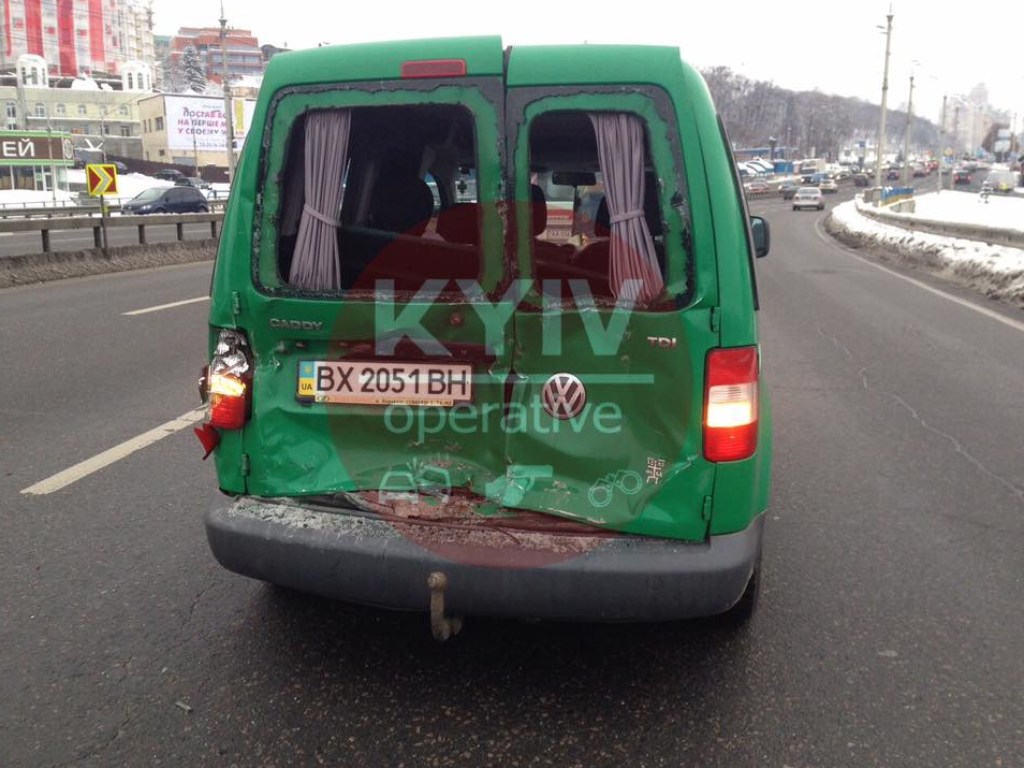 В Киеве грузовик протаранил Volkswagen (ФОТО)
