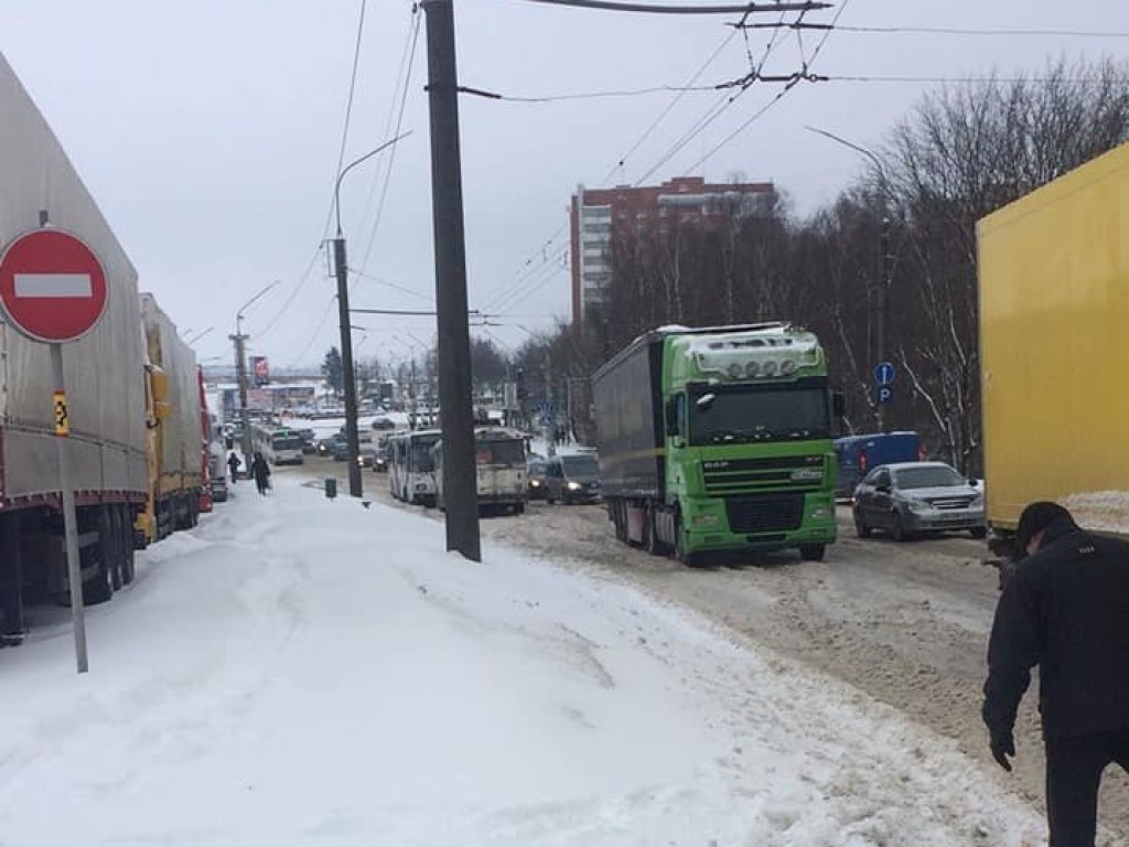 В Тернополе из-за нерасчищенных дорог застряли грузовики (ФОТО)