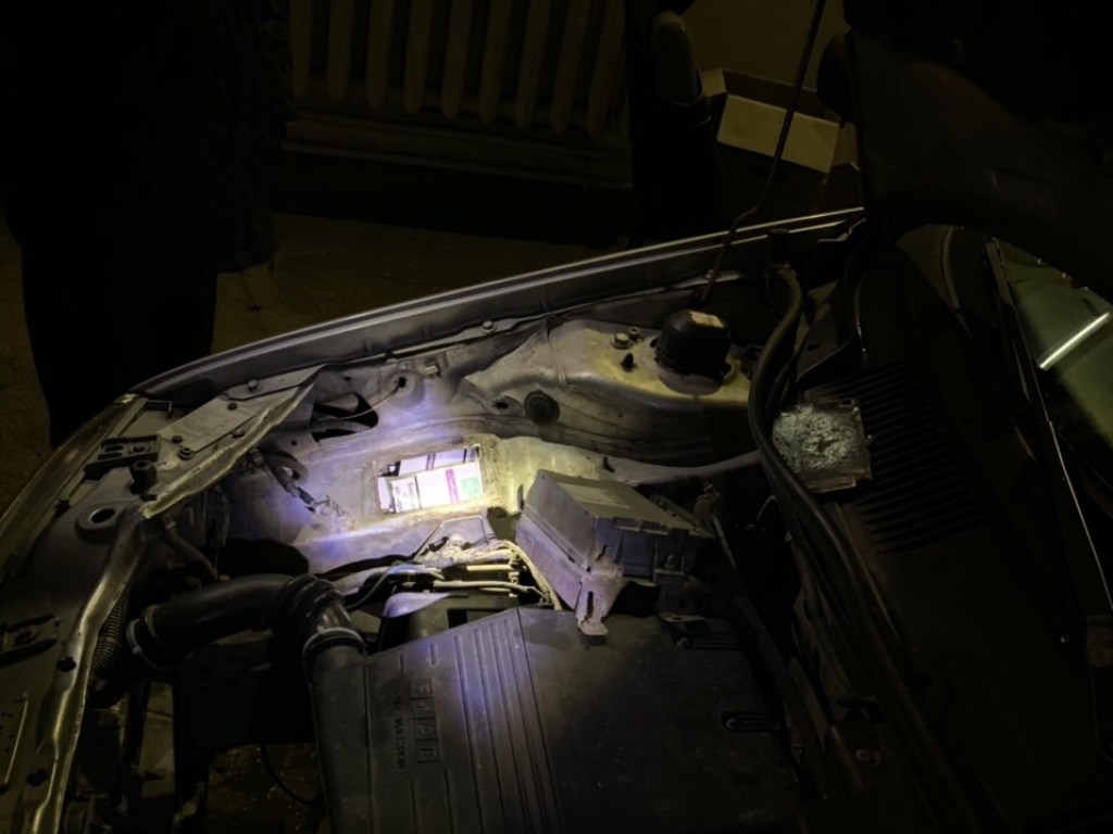 На границе с Венгрией в автомобиле украинца обнаружили 1050 пачек контрабандных сигарет (ФОТО)