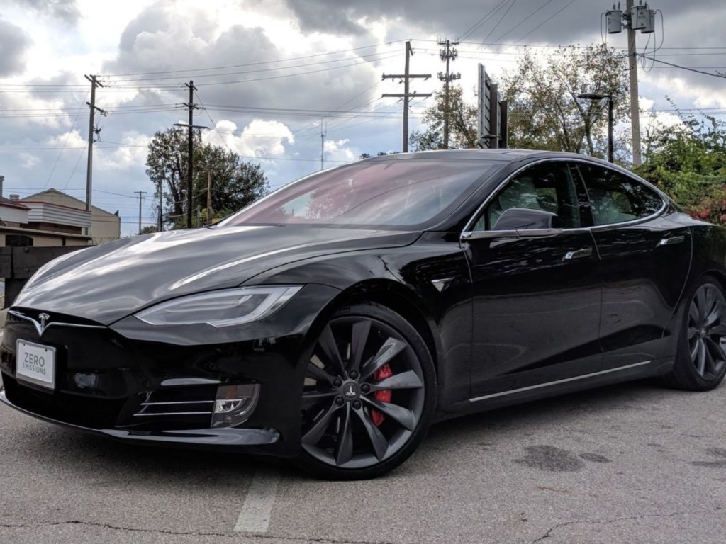 Блондинка из США хотела заправить электромобиль Tesla бензином (ВИДЕО)