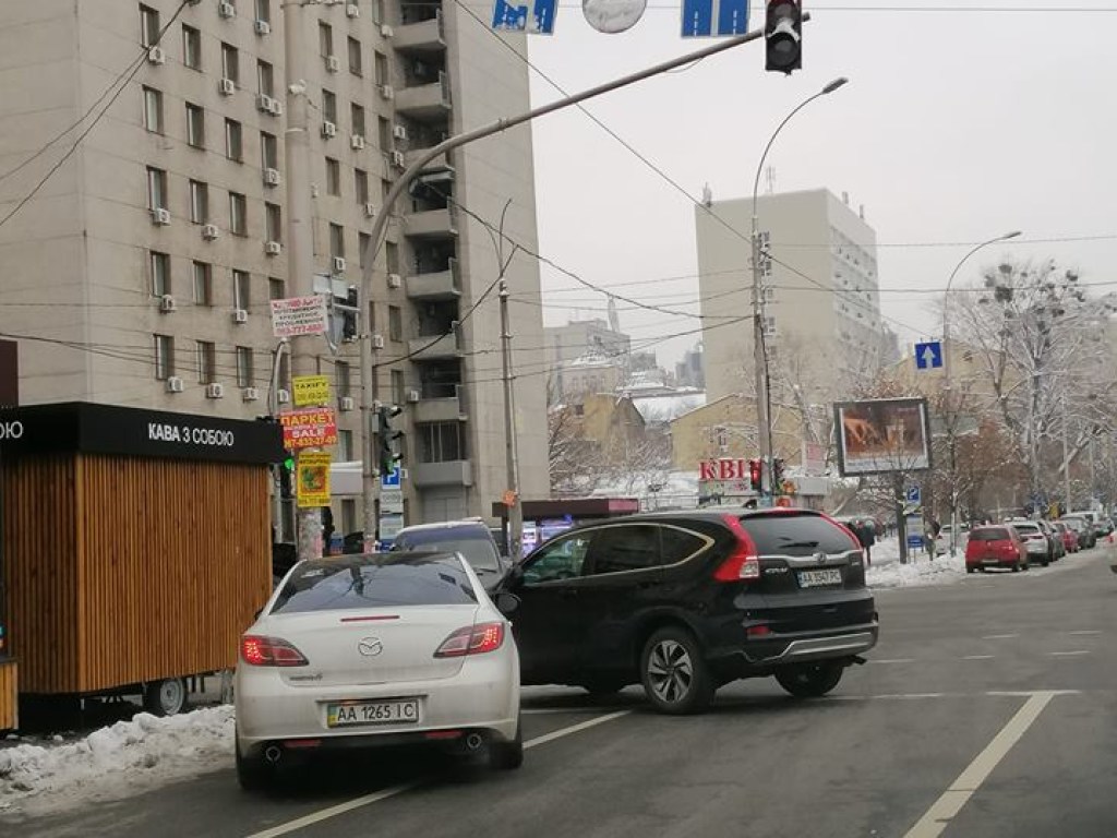 «Герой парковки» высшего уровня: в Киеве водитель иномарки бросил машину на двух полосах движения (ФОТО)