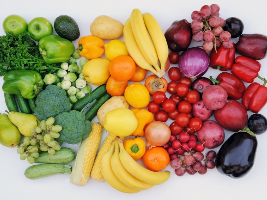 Диетолог рассказал, какие фрукты и овощи помогут улучшить фигуру к празднику