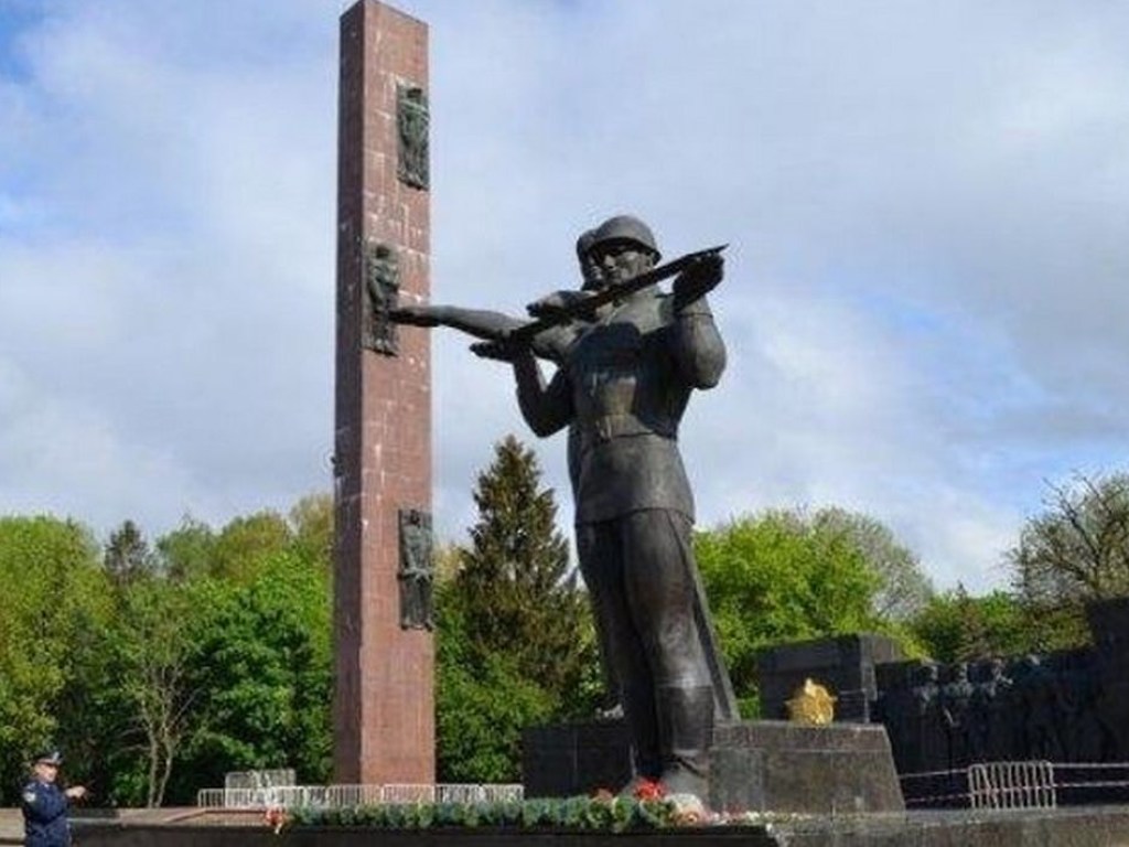 Во Львове проводят демонтаж стелы Мемориала Славы