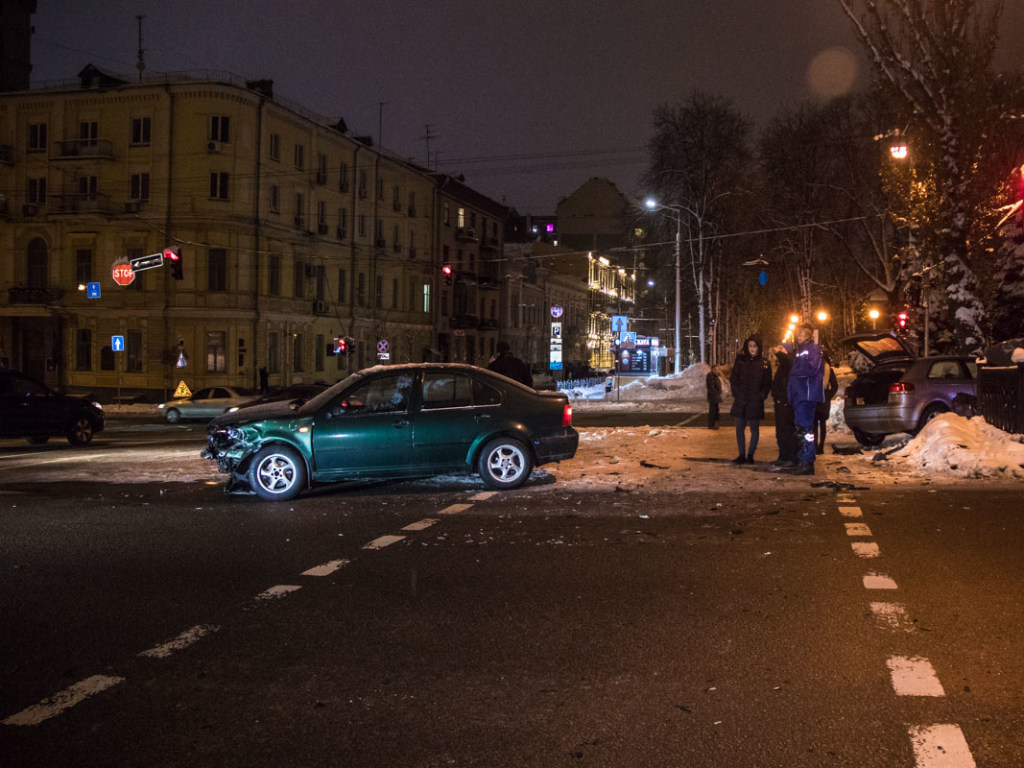 В центре Киева Audi столкнулся с Volkswagen и влетел в ограждение (ФОТО, ВИДЕО)