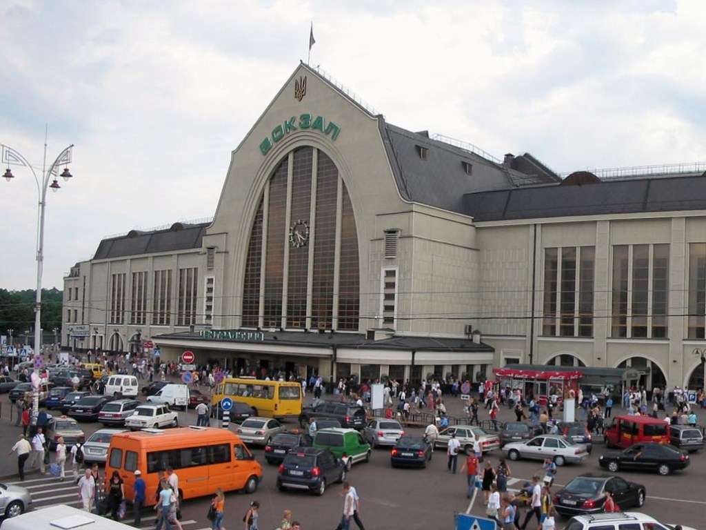 Храбрый коп спас иностранку от грабительниц на Центральном вокзале в Киеве