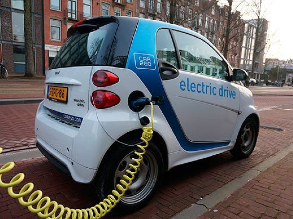 За три минуты: Автокомпании изобрели «мгновенную» зарядку для электромобилей