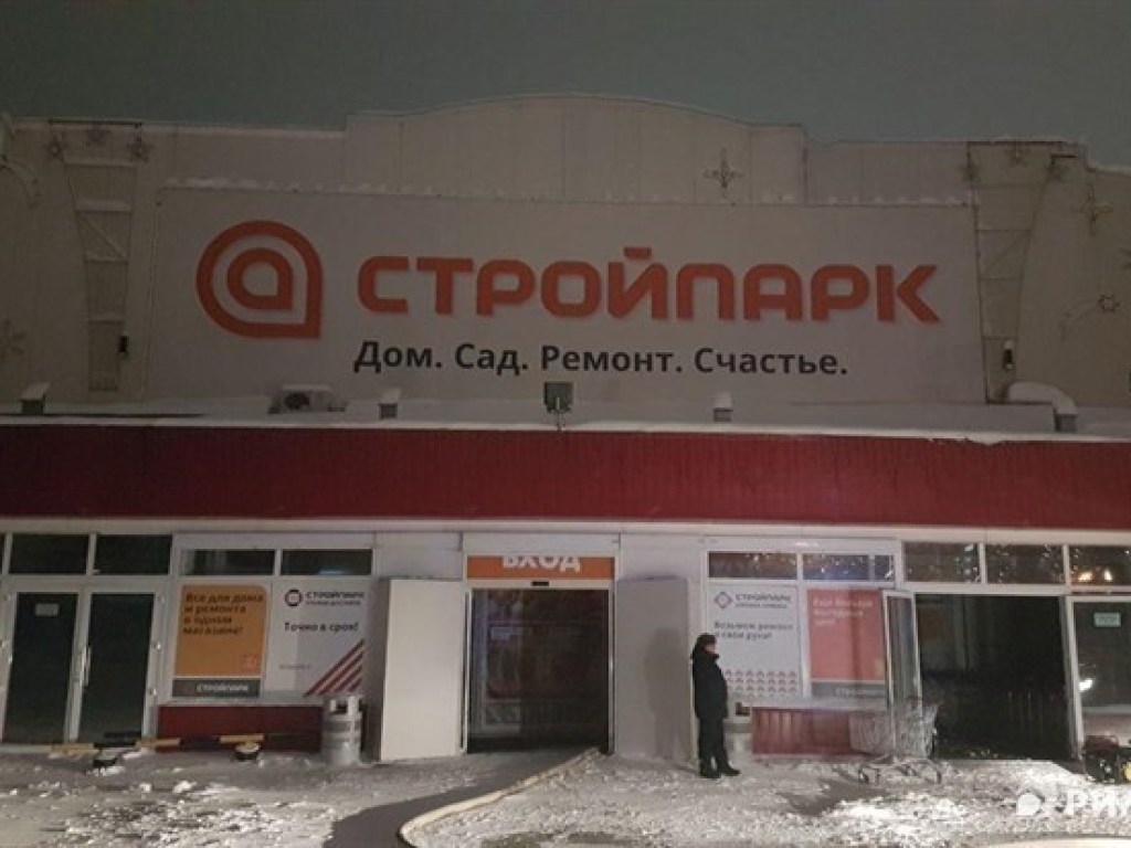 Масштабный пожар в торговом центре РФ: в Томске горит строительный магазин (ВИДЕО)