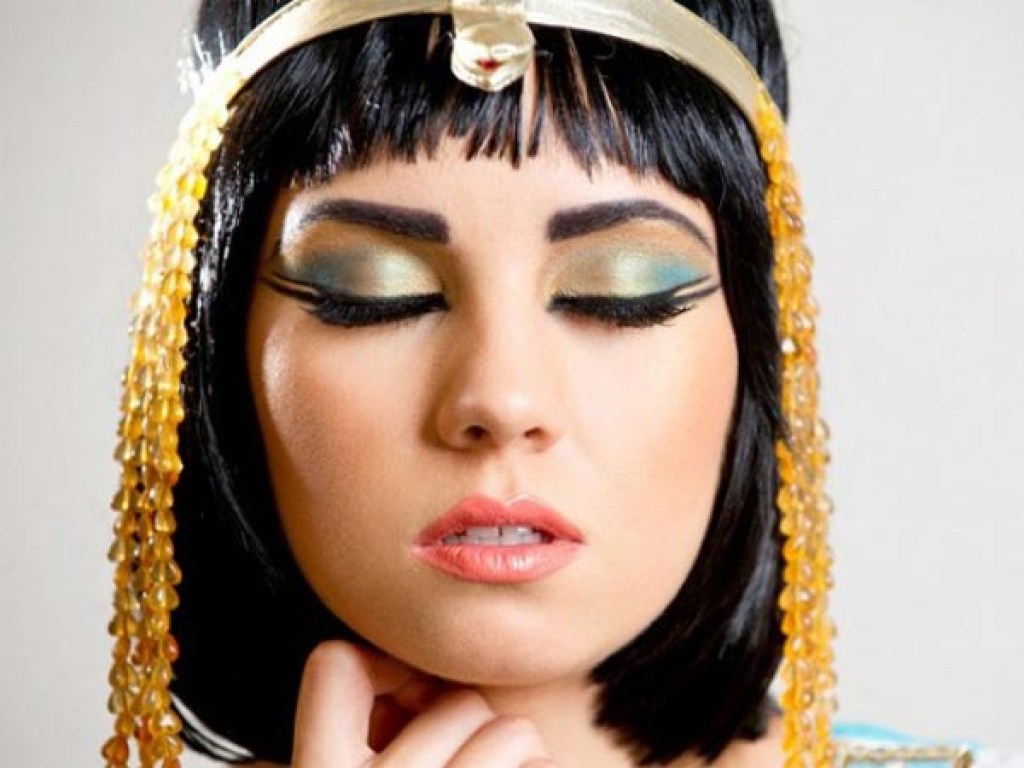 Сам себе косметолог: Древний рецепт Клеопатры высоко оценят современные красотки