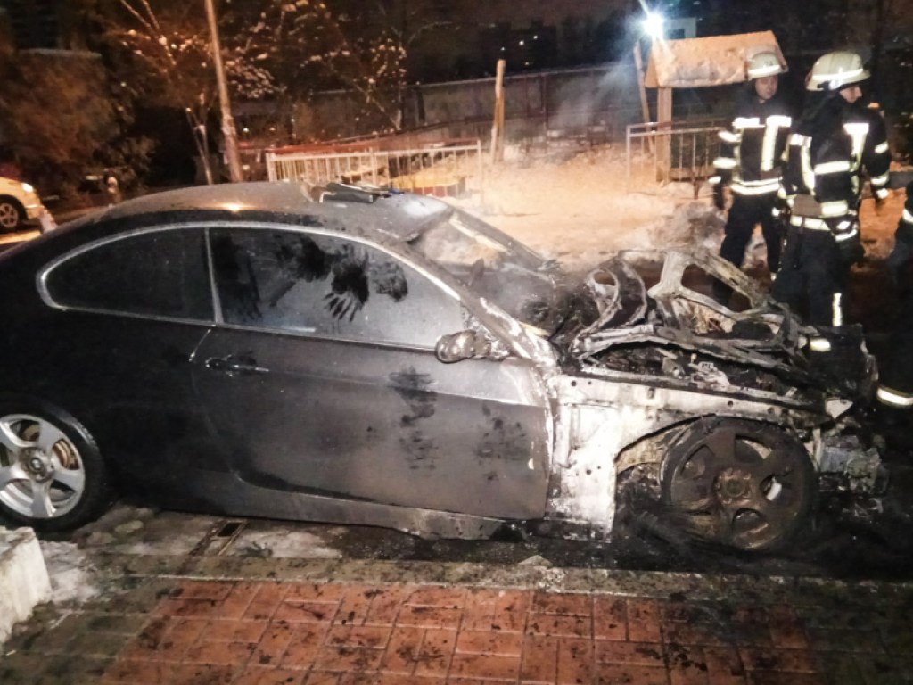 В Киеве на улице Анны Ахматовой мужчина поджег два автомобиля и скрылся (ФОТО)