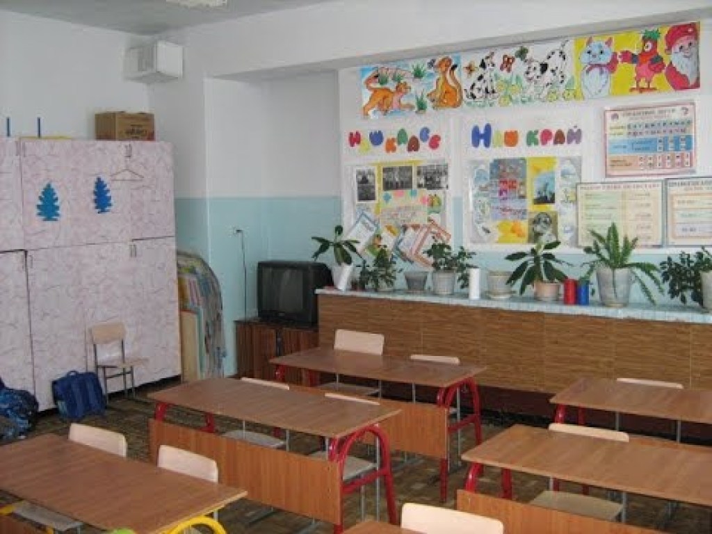 В киевской школе учительница высмеяла ученика перед всем классом, написав у него на лбу «лох» (ФОТО)