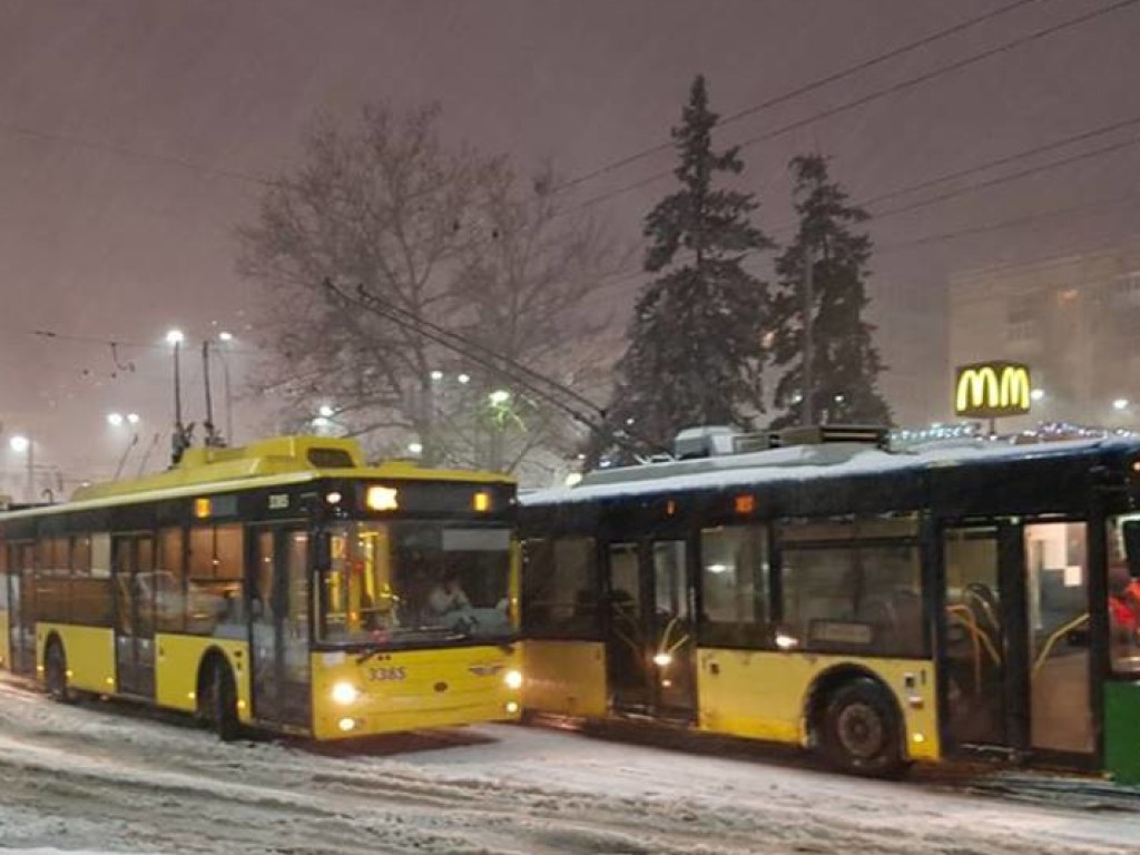 В Киеве на ходу загорелась крыша троллейбус с пассажирами (ВИДЕО)