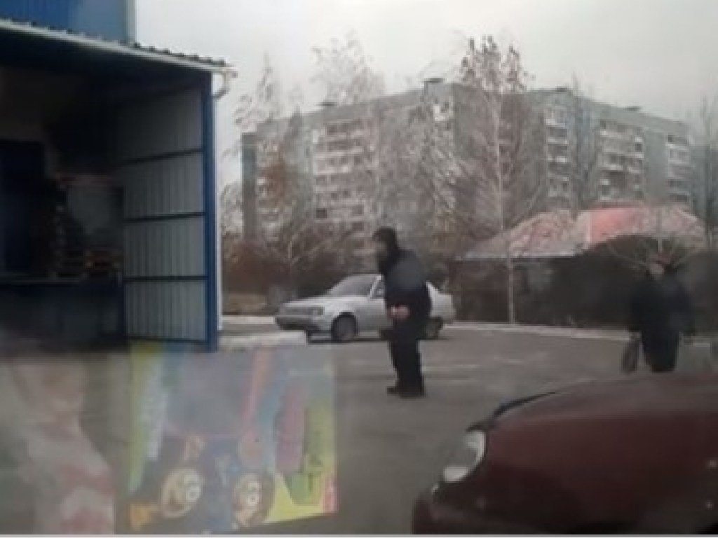 У запорожского супермаркета мужчина под «кайфом» разучился ходить (ФОТО, ВИДЕО)