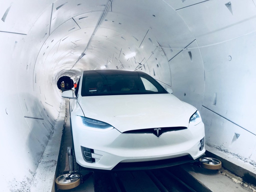 Илон Маск открыл скоростной тоннель под Лос-Анжелесом (ФОТО, ВИДЕО)