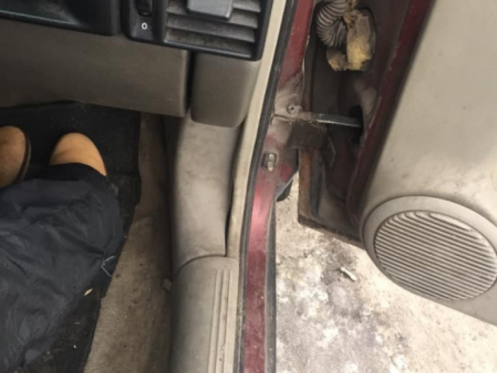 В Каменском таксист нагрубил девушке с инвалидностью и разбрасывал её вещи (ФОТО)