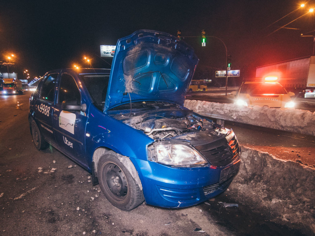 На Харьковской площади в Киеве таксист разбил четыре авто и вылетел через окно (ФОТО, ВИДЕО)