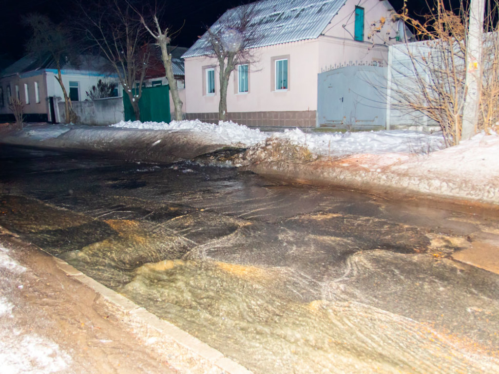 Ночью в Днепре произошел прорыв водопровода: улица превратилась в реку (ФОТО)