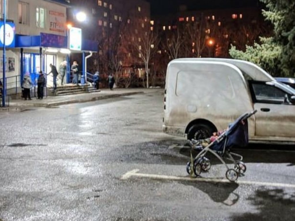 Пьяная жительница Запорожья оставила коляску с ребенком на парковке у супермаркета (ФОТО)