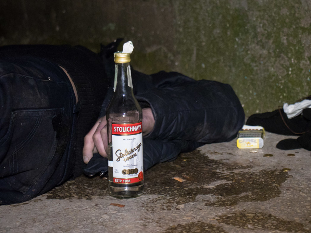 У подъезда в Киеве обнаружили труп с бутылкой водки (ФОТО)