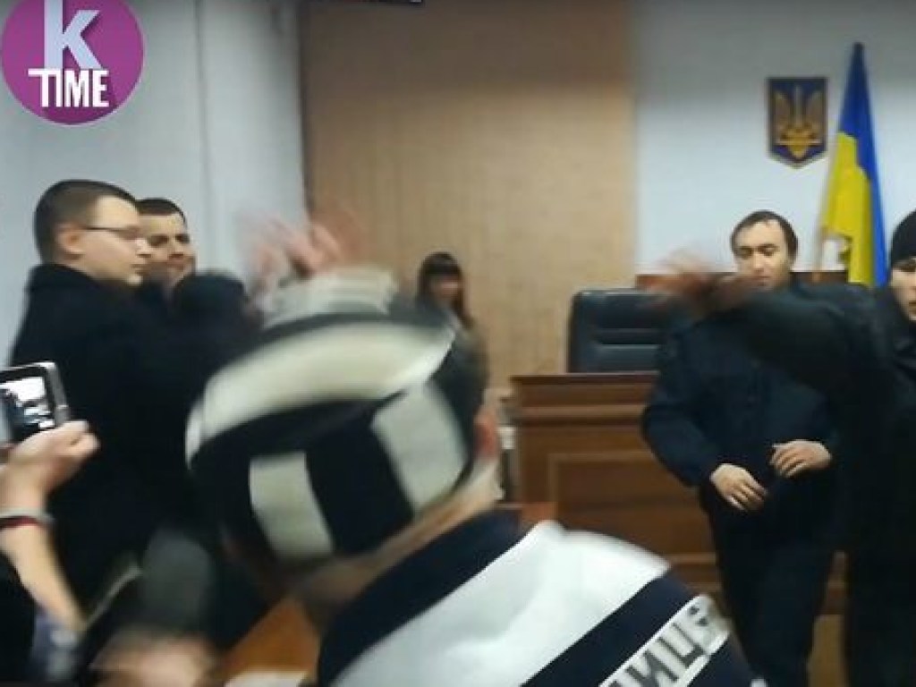 Поклонник Савченко бросил ботинок в прокурора (ВИДЕО)