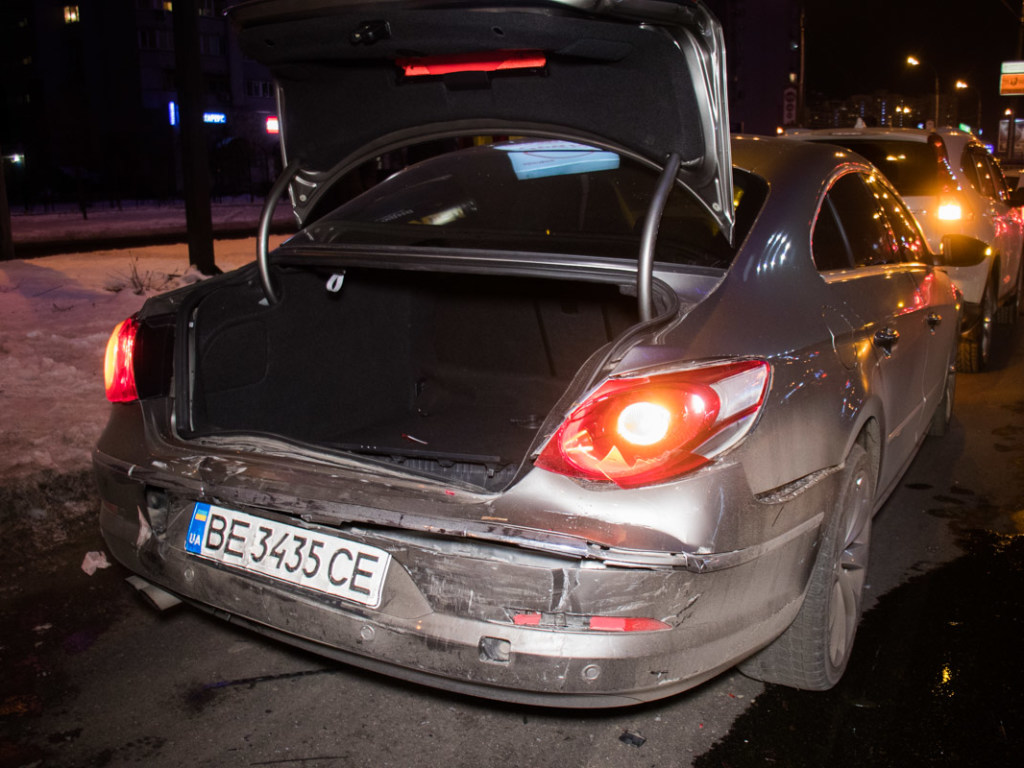 Водитель Ford засмотрелся в телефон и устроил тройное ДТП на Днепровской набережной в Киеве (ФОТО)
