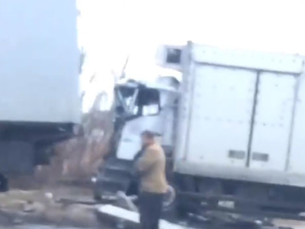 Под Харьковом столкнулись грузовики Mercedes и MAN, есть пострадавшие (ВИДЕО)