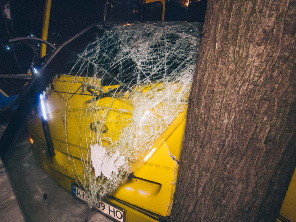 Маршрутка с пассажирами сбила пешехода в Киеве, а затем влетела в дерево (ФОТО, ВИДЕО)