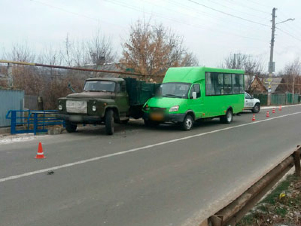 В Донецкой области грузовик врезался в маршрутку, пострадала девушка 