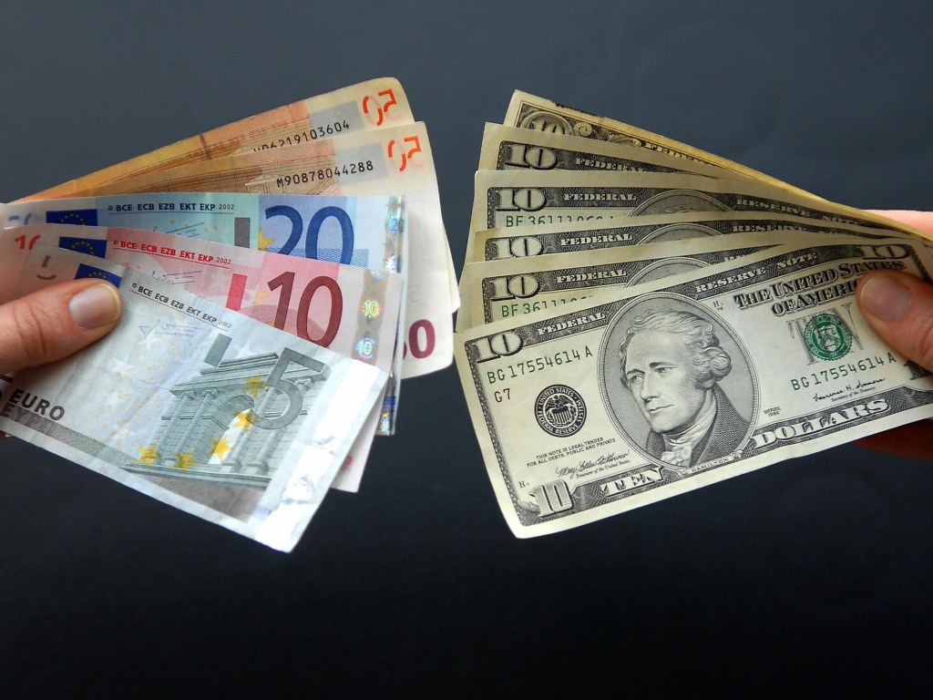 НБУ установил официальный курс на уровне 27,84 гривны за доллар