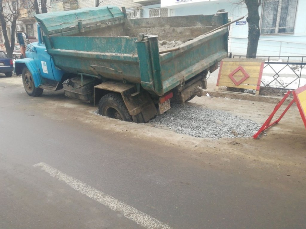 В Кременчуге грузовик провалился в яму (ФОТО)